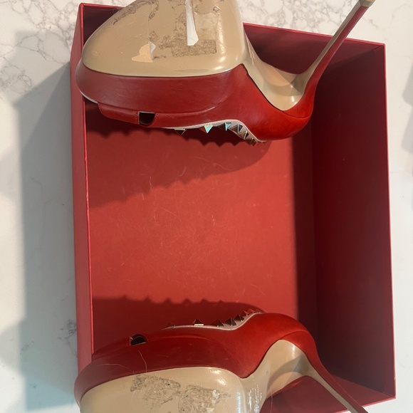Authentic Valentino NIB Red and Tan Rockstud Stilletos - Picture 4 of 5